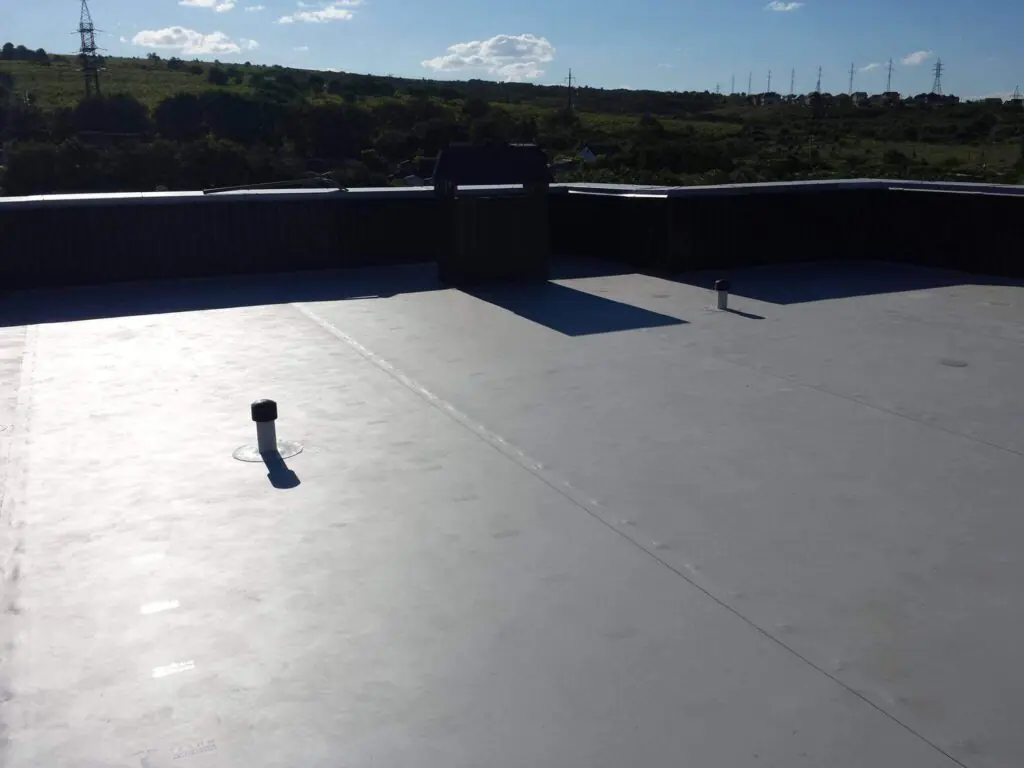 Hidroizolație acoperiș cu parapeturi cu Membrana PVC de culoare albă