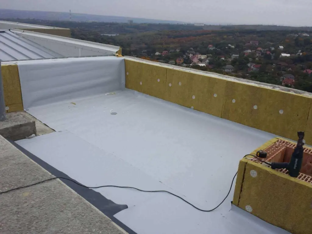 Hidroizolație cu membrane PVC si termoizolație din vata minerală bazaltică