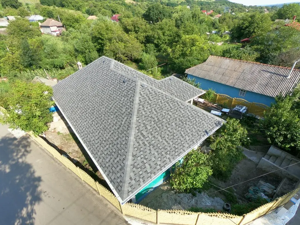 Schimb de ardezie pe șindrilă bituminoasă